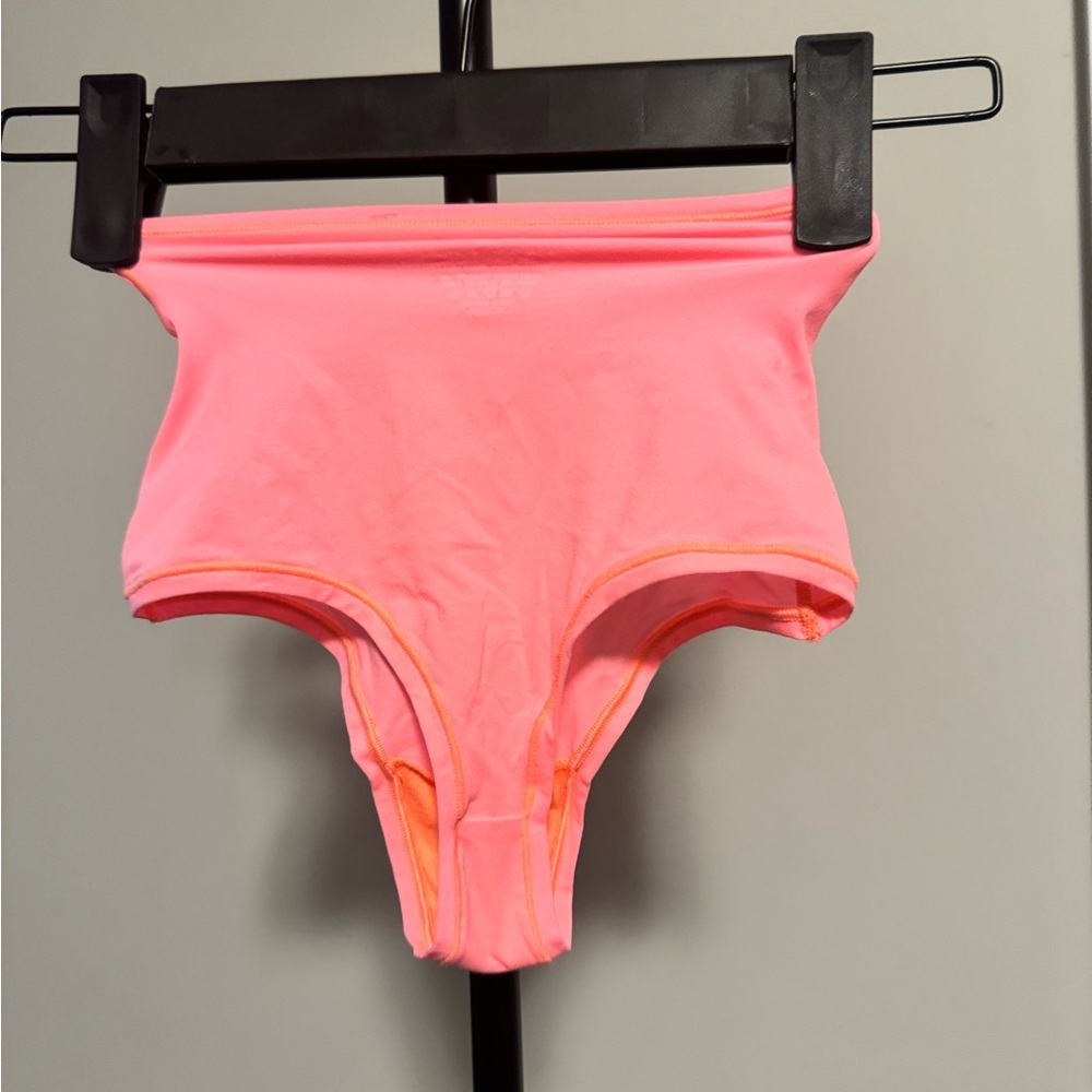 Skims fits everybody high waisted thong - Picture 2 of 3